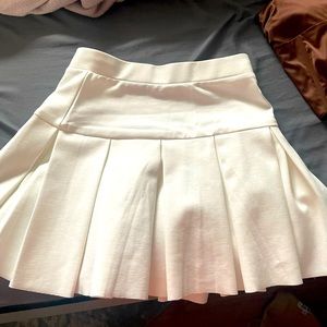 WHITE PLEATED SKIRT